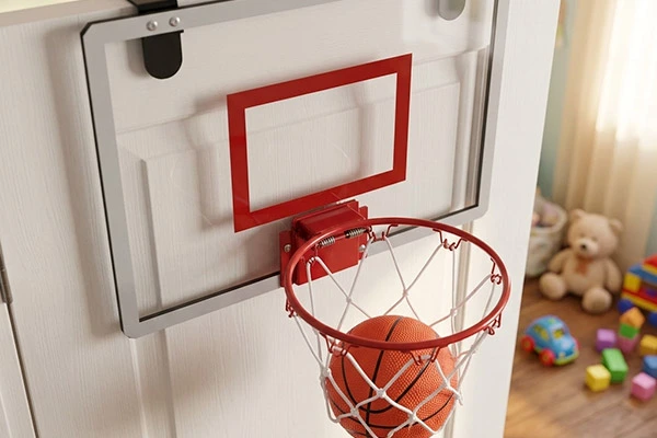 Como o conjunto de mini cesta de basquete dobrável para uso externo transforma salas apertadas em zonas de jogo ativas?